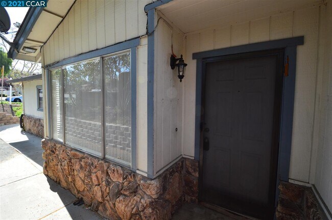 Building Photo - 1499 Fox Hollow Ct