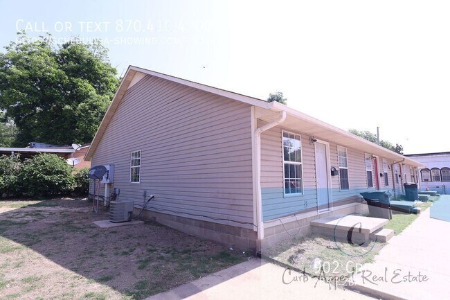 Building Photo - First month move in special $700!! Renovat...