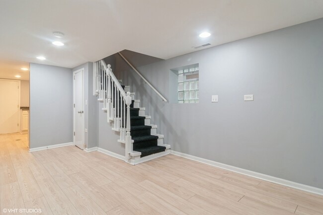 Foto del edificio - 3436 N Harding Ave