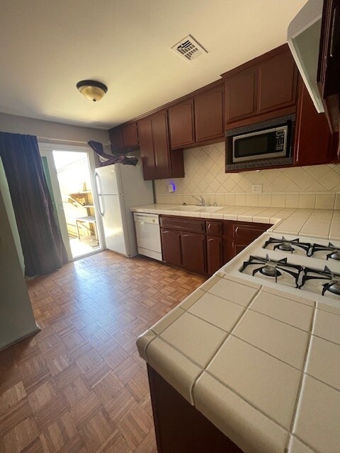 Foto del edificio - 13664 Red Hill Ave