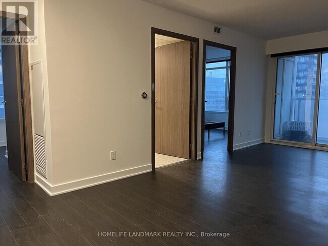 Photo du bâtiment - 17 Bathurst St