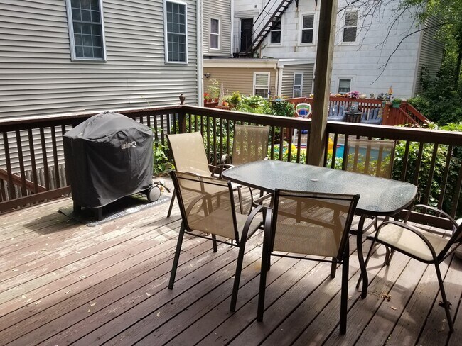 Foto del edificio - Bi Level Rehabbed 2 Bd 2 Bath With Laundry...