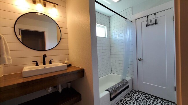 Building Photo - 10201 Sandy Beach Rd