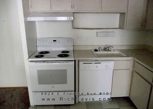 Foto del edificio - Great location off Leetsdale/Parker and Florida with lots of amenities such as AC, pool, hot tub,...