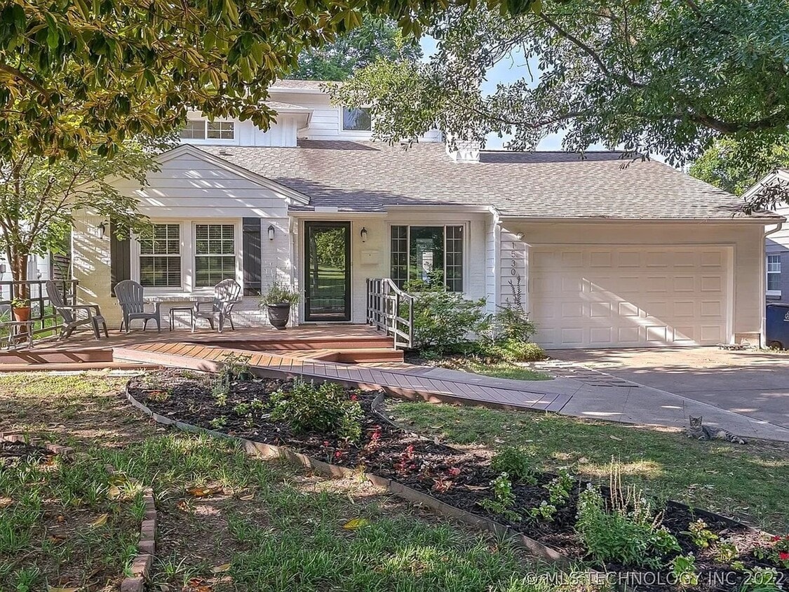 Foto principal - Midtown home for rent, 5 bed 3 full baths