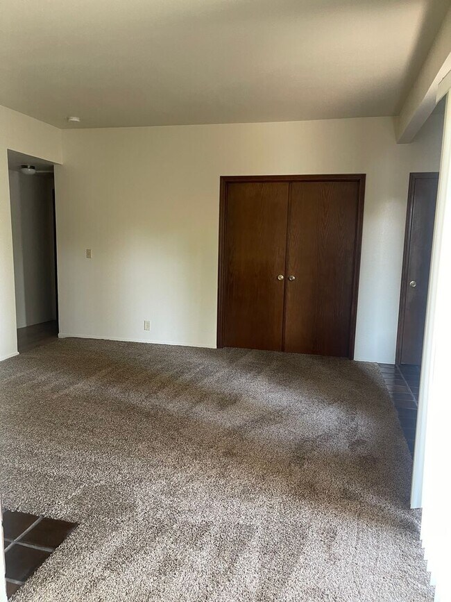 Building Photo - 2 BED 2 BATH RIDGECREST CONDMS MOVE IN READY