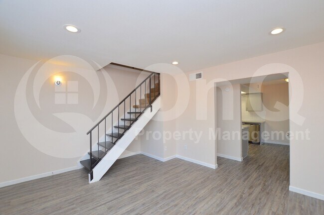 Foto del edificio - 1418 E Knoll Cir