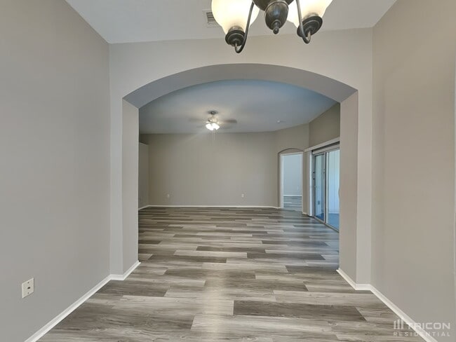 Building Photo - 2118 Deerfield Dr