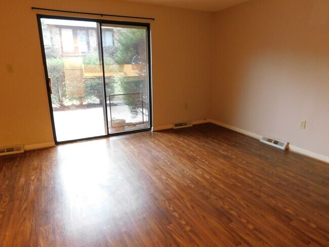 Foto del edificio - 3 BR/ 2B condo close to Bishop Walsh and A...