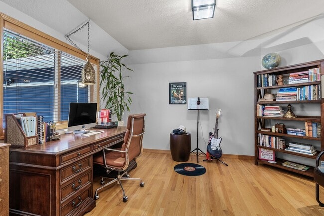 Building Photo - Beautiful bright home with large yard, fin...