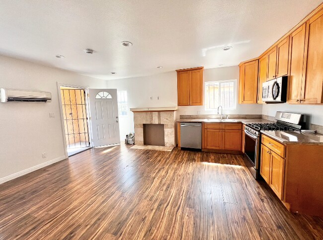 Building Photo - 5507 S Manhattan Pl
