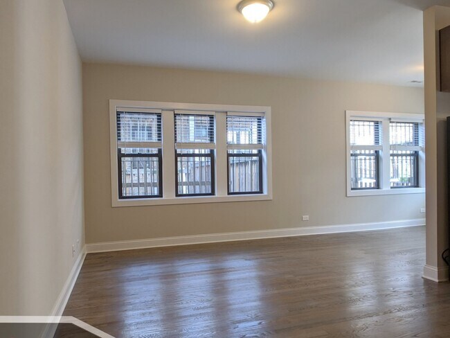 Foto del edificio - 3407 W Fullerton Ave
