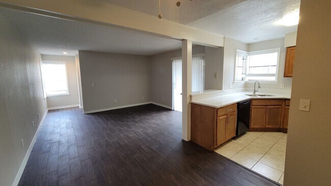 Building Photo - First Floor Condo in Parkview Village - Wi...