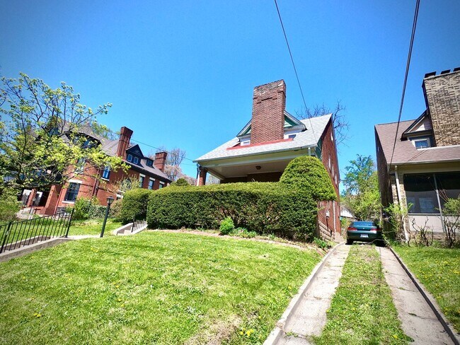 Foto del edificio - 8/1 Fantastic Location. Fenced Yard. 4 bed 2 bath. Porch. Hardwood. Close to CMU