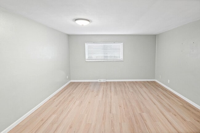 Building Photo - 113 E Apple St