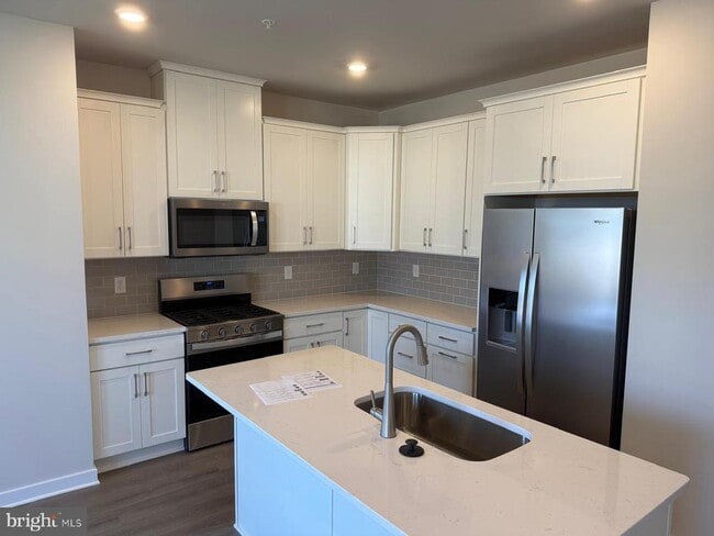 Building Photo - 231 Talucci Dr