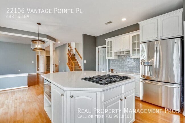 Building Photo - Coming Soon-Beautifully Updated 6 Bedroom ...