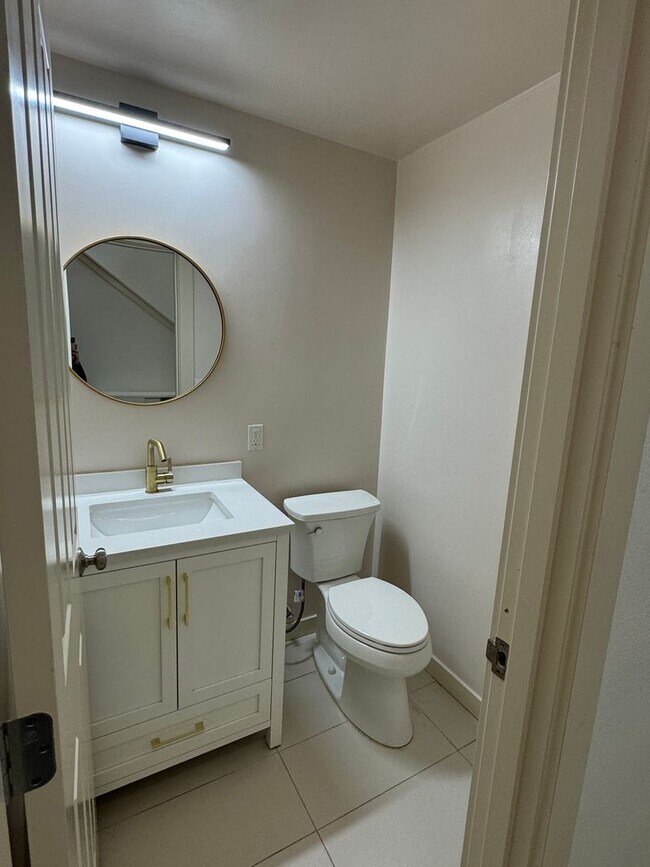 Building Photo - Walk to Microsoft - spacious townhome