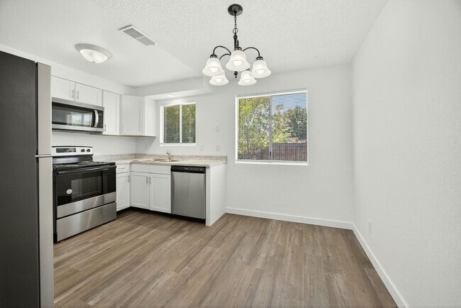 Foto del edificio - Modern 2-Bedroom Duplex with New Kitchen &...