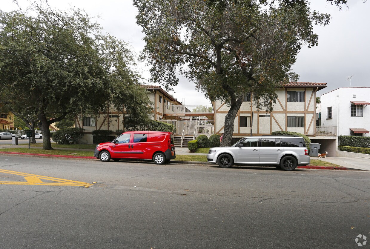 Building Photo - 400 Riverdale Dr