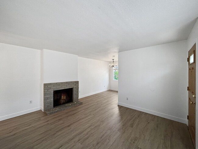 Building Photo - Updated 3B/2BA House in North Park w/ Cove...