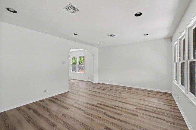 Building Photo - 942 Delaine Dr
