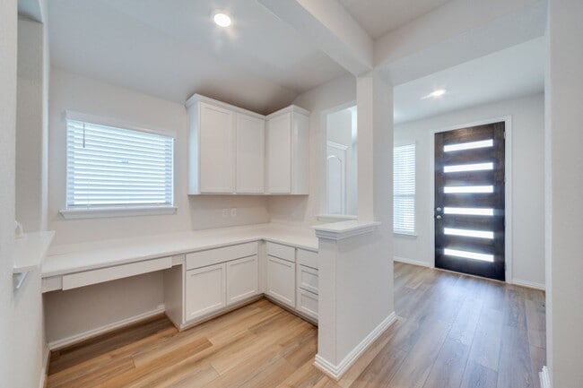 Building Photo - Beautiful 3/2/2 single story home in Venta...