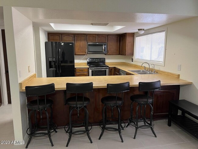 Building Photo - 2225 E Hampton Ave