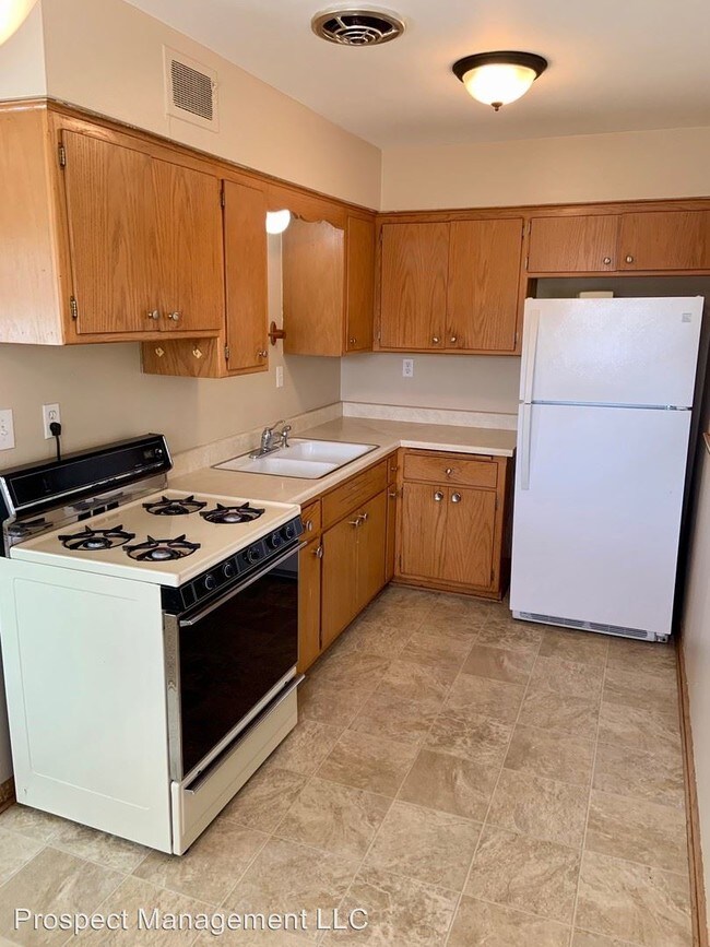 Building Photo - 2 br, 1 bath Apartment - 2190 S 93rd Street