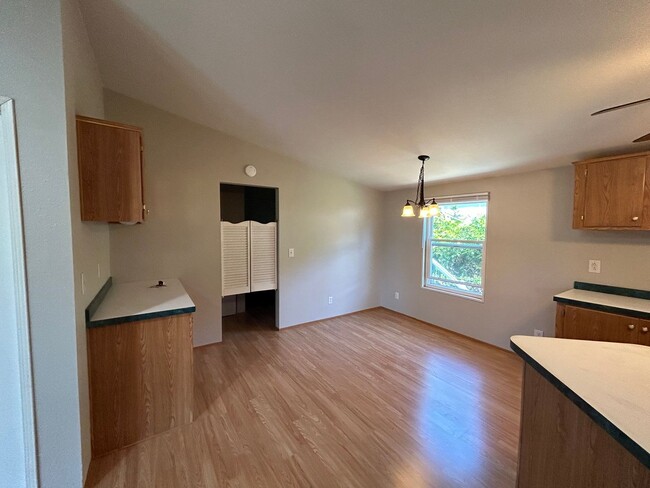 Building Photo - Spacious 3 bedroom 2 Bath In Forest Vista ...