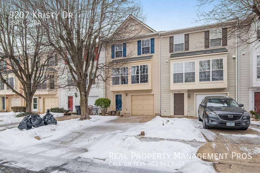 Foto principal - 3-Bedroom, 2.5-Bath Townhome with One-Car ...