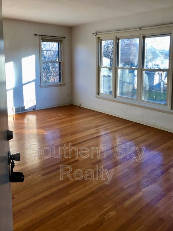 Building Photo - 873 Elmore Ave