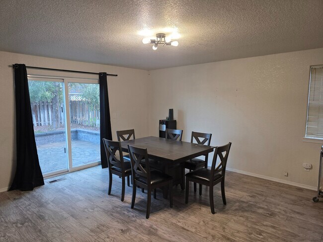 Foto del edificio - 725 NE Negus Pl