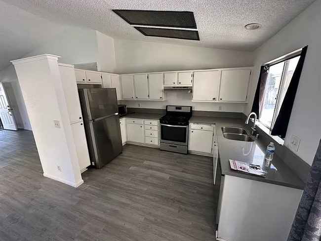 Foto del edificio - 4732 Katrina Pl