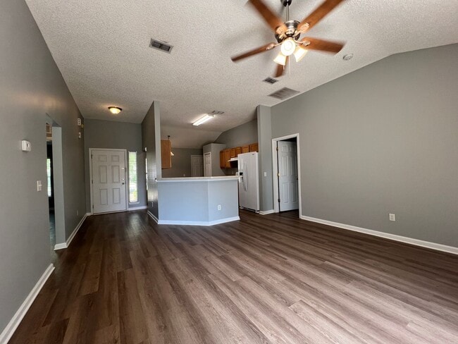 Building Photo - ** COMING SOON ** FENCED Three Bedroom in Watermill