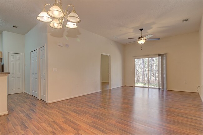 Foto del edificio - 7920 Merrill Rd