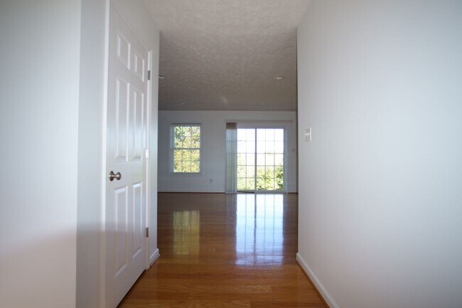 Building Photo - 3 Bed/2 Bath. Master on Main. Close to shopping, US 460, and I-81