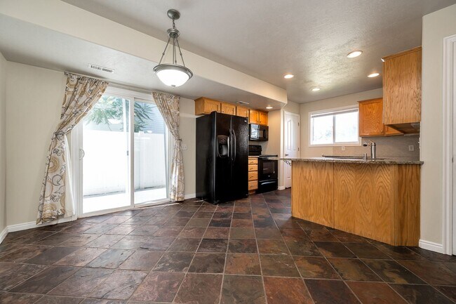 Building Photo - Picturesque South SLC Townhome w attached ...