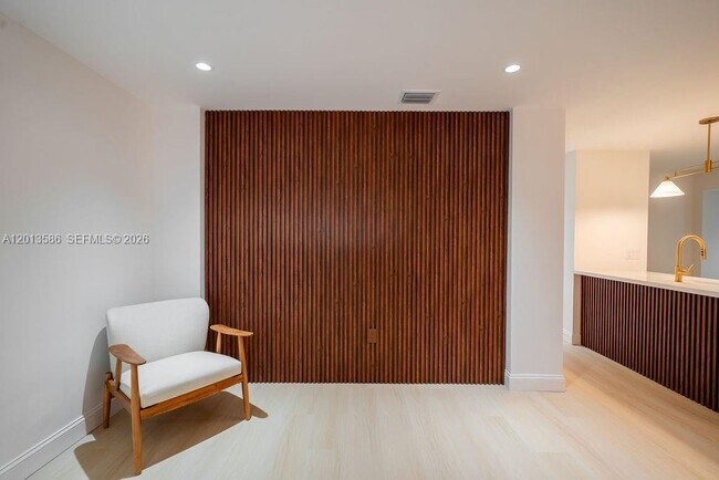 Foto del edificio - 1550 S Greenway Dr