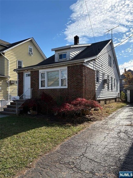 Building Photo - 23 Barrington Ave