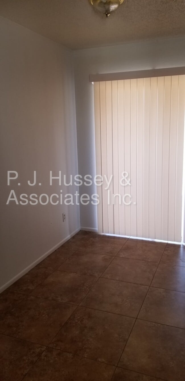 Building Photo - 1431 E Knoll Cir