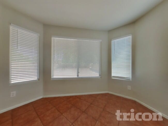 Foto del edificio - 24172 W Desert Bloom St