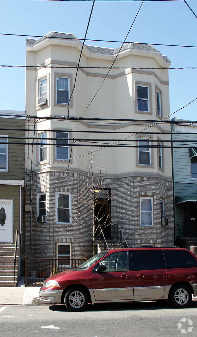 Foto del edificio - 185 Hackensack Plank Rd