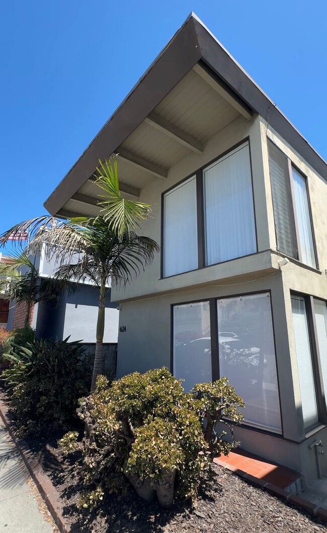 Building Photo - 624 Manhattan Beach Blvd