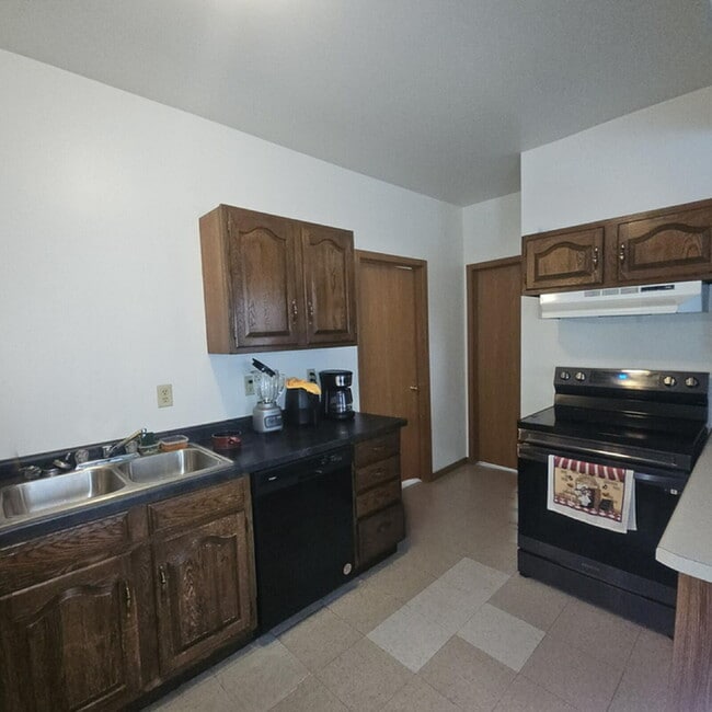 Building Photo - 2 bedroom in proximity to UWEC and downtown - 9 Month Lease!