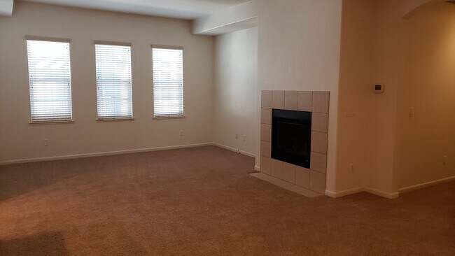 Foto del edificio - ONLY $2,250 PER MONTH FOR THIS SPACEIOUS 2 BEDROOM, 2 BATHROOM CONDO WITH GARAGE IN THE DAMONTE R...