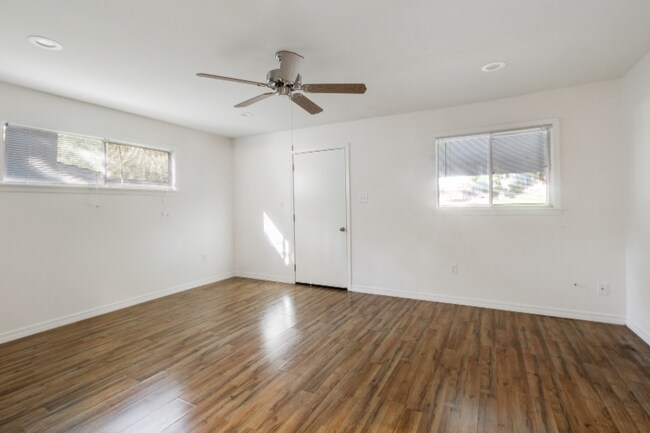 Foto del edificio - 734 Sherwood Dr