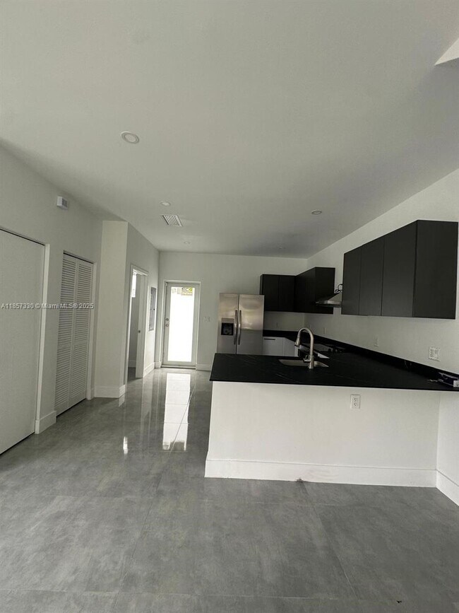 Foto del edificio - 723 NW 19th Ave