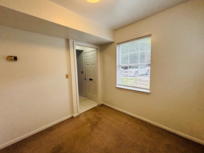 Building Photo - 2 Bedroom 1 Bathroom Townhouse