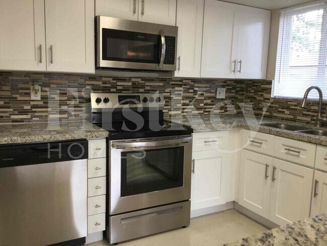 Building Photo - 1785 SW 43rd Ave